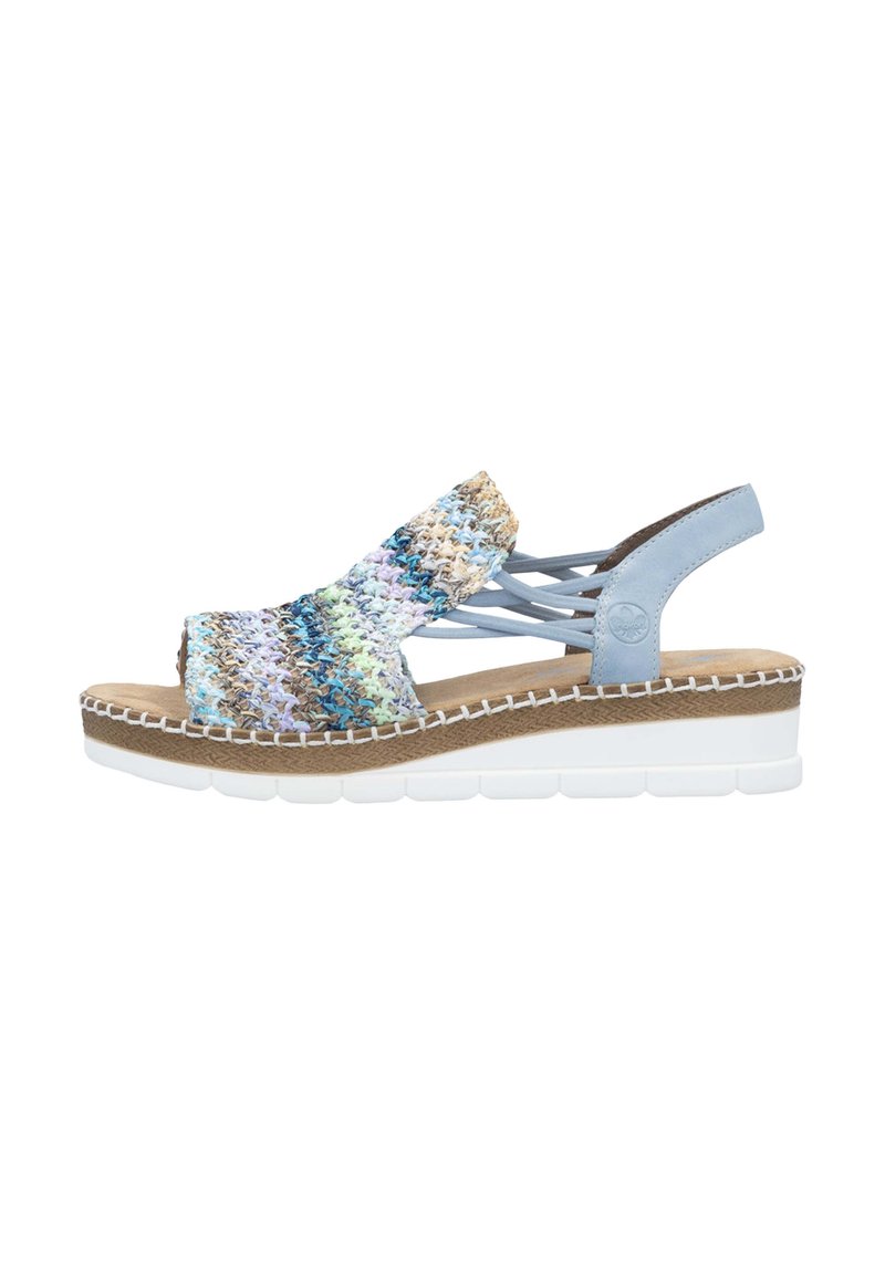 Sandali intrecciati multicolore con cinturino posteriore in pelle blu, suola in sughero e piattaforma bianca. Presentano bande elastiche incrociate sulla parte superiore.