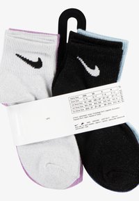 Κάλτσες Nike μέχρι τον αστράγαλο, σε μαύρο, άσπρο και ανοιχτό μπλε χρώμα. Μαλακό ύφασμα, ριμπ μανσέτες και εκτυπωμένη ετικέτα μεγέθους προσαρτημένη.