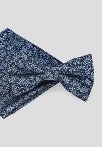 Granatowy muszka z jasnoniebieskim wzorem kwiatowym, wykonana z tkaniny; w komplecie z pasującą poszetką, obie posiadają podobne wzory.