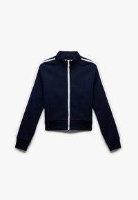 Chaqueta de chándal azul marino con cremallera y franjas laterales blancas. Presenta un cuello alto y puños acanalados. Está hecha de una tela suave y elástica.