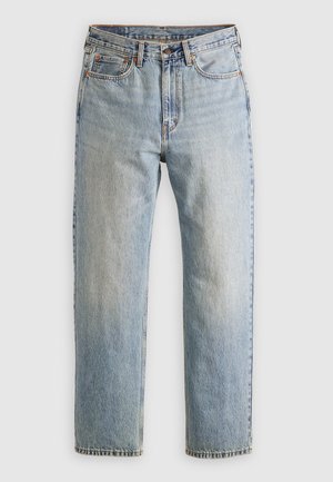 Jean en denim bleu clair avec une coupe droite, un design à cinq poches, une fermeture à boutons et des coutures visibles.