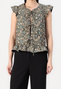 Top de estampado floral en tonos marrón, azul y crema; cuenta con un escote redondo, mangas con volantes, cierre de botones y un dobladillo peplum.