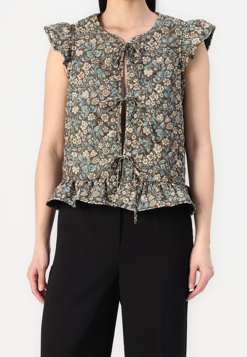 Top de estampado floral en tonos marrón, azul y crema; cuenta con un escote redondo, mangas con volantes, cierre de botones y un dobladillo peplum.