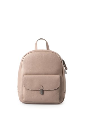 Beige rugzak van getextureerd leer met een voorvak dat is beveiligd met een klein metalen sluiting en een bovenhandvat om te dragen.