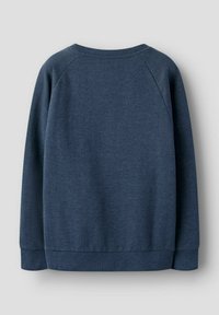 Tmavomodrá mikina s okrúhlym výstrihom, raglánovými rukávmi a rebrovanými manžetami a lemom. Mäkká textúra s jemným melírovaným vzorom.