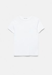 Enkelt hvid T-shirt med korte ærmer og rund hals lagt fladt på en hvid baggrund.