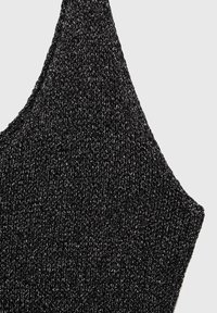 Tessuto nero a maglia con una texture lucida. Presenta una forma triangolare con un collo alto e delicati fili metallici in tutto il tessuto.