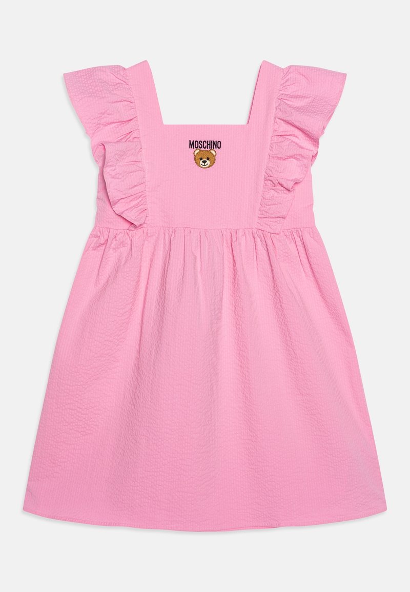 Vestido rosa con mangas acampanadas, escote cuadrado y cintura fruncida. Presenta un logo de oso bordado y una tela texturizada.
