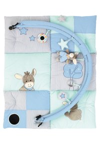 Spielmatte für Babys mit einer Mischung aus blauen und mintgrünen Stoffen, mit gestickten Tieren, Sternen und Spielzeug, das an einem abnehmbaren Bogen befestigt ist.