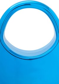 Cylindryczna niebieska plastikowa torba transportowa z zaokrąglonym uchwytem, o gładkiej, błyszczącej powierzchni i przezroczystym wewnętrznym brzegu.