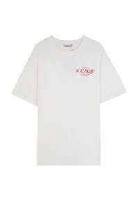 T-shirt en coton blanc avec des manches courtes et un col rond. Présente un logo en texte rouge sur la partie gauche de la poitrine. Texture douce, coupe décontractée.