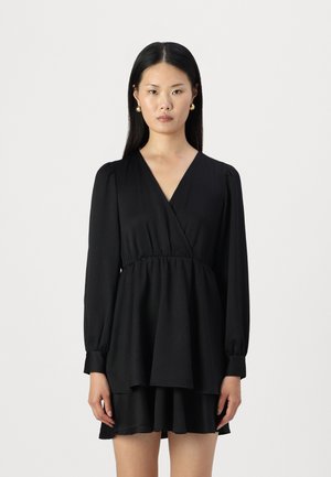 Vestido negro con mangas largas, escote en V y dobladillo en capas. Hecho de una tela suave con un acabado ligeramente texturizado. Presenta una cintura ajustada.