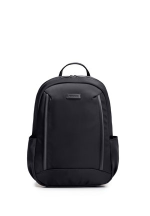 Zwarte rugzak met bovenhandvat, twee zijvakken, voorvak met rits en "WITTCHEN" merklabel op een glad oppervlak.