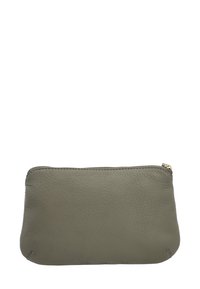Groene leren pouch met een gladde textuur, afgeronde vorm en een gouden ritssluiting. Heeft een minimalistisch ontwerp zonder aanvullende versieringen.