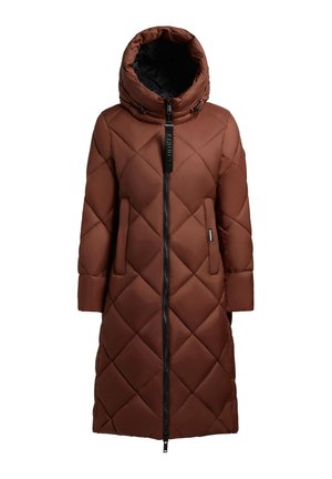 Manteau long matelassé marron avec col haut, fermeture éclair frontale, deux poches latérales et une texture lisse. Présente une doublure noire et des éléments de quincaillerie contrastants.