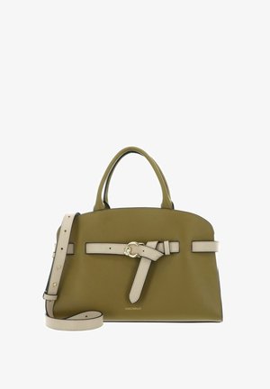 Sac à main en cuir vert olive avec détail ceinture beige, boucle dorée et bandoulière amovible sur fond blanc.