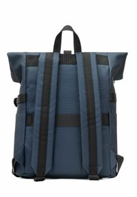 Niebieski plecak z rolą z tyłu, z wyściełanym tyłem i czarnymi regulowanymi szelkami, widoczny od tyłu na białym tle.