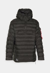 Giacca trapuntata nera con cappuccio, dotata di zip a quarto di lunghezza, texture a righe orizzontali, cordino regolabile e una toppa con logo sull'orlo.