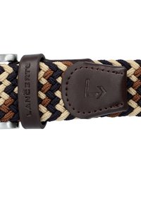 Spleciony pasek z granatowo-niebieskiego, beżowego i brązowego materiału z brązową skórzaną końcówką oraz srebrną metalową klamrą. Szczegółowe szwy na skórze.