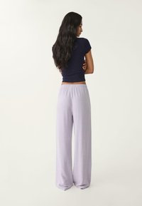 Stradivarius FLOWING - Stoffhose - lilac
