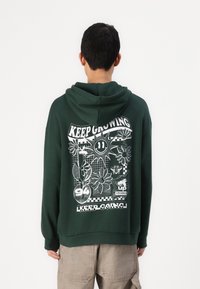 YOURTURN by Zalando - UNISEX - Pulover s kapuco - dark green Miniaturna slika 1