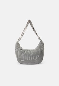 Borsa a mano grigia in suede con forma curva, tracolla a catena e "Juicy" decorato con strass sul davanti. Texture liscia, design minimalista.