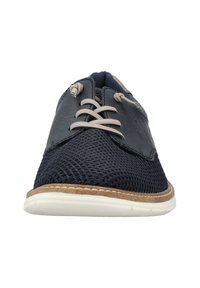 Marineblaue Schnürschuhe aus Mesh und Leder, mit einer strukturierten Oberfläche und einer hellbraunen Sohle mit Akzenten in der Naht.