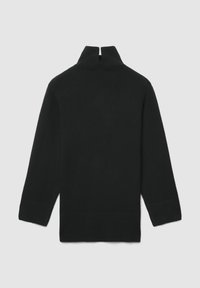 Czarny sweter z golfem z prążkowanym kołnierzem i mankietami, z wysokim kołnierzem i długimi rękawami, wykonany z miękkiego materiału dzianinowego.