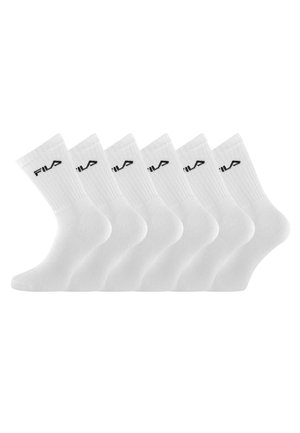 Six paires de chaussettes blanches montantes avec des bords côtelés et des logos noirs "FILA" près du haut, disposées en une rangée.