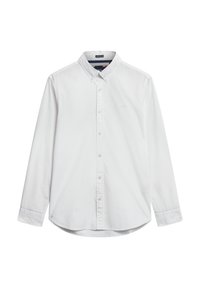 Camisa blanca de manga larga con botones, hecha de tela suave. Presenta un cuello clásico, bolsillo frontal y un dobladillo redondeado con un sutil logo.