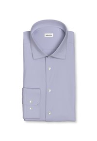 Camicia da uomo viola chiaro con sottili righe diagonali, colletto classico, polsini con bottoni e tre bottoni frontali, piegata ordinatamente.