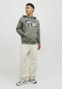 Jack & Jones JACK & JONES HOODIE SWEAT - Jersey con capucha - agave green