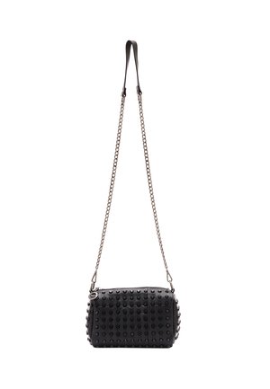 Borsa a tracolla nera in pelle con borchie testurizzate, design trapuntato e tracolla a catena removibile. Forma rettangolare compatta.