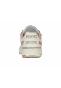 Des baskets K-Swiss blanches et roses avec une tige en maille texturée, un col rembourré et un logo au dos, dotées d'une semelle intermédiaire grise et d'une semelle extérieure à motifs.