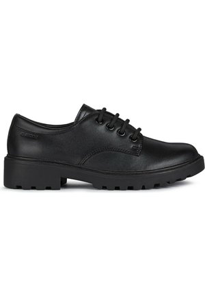 Chaussures en cuir noir à lacets avec un nez arrondi, une surface texturée et une semelle en caoutchouc épaisse dotée de motifs de traction. Design élégant et durable.