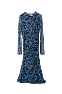 Rochie bleu marin cu mâneci lungi, având un model paisley în alb. Materialul pare moale, cu un design drapat și o siluetă ajustată.