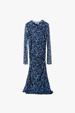 Vestido azul-marinho com mangas longas, apresentando um padrão de paisley em branco. O tecido parece suave com um design drapeado e silhueta ajustada.