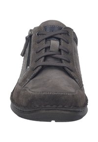 Scarpa grigia in suede da uomo con punta rotonda, lacci, cerniera laterale e cuciture a contrasto; presenta una suola in gomma testurizzata per una migliore aderenza.