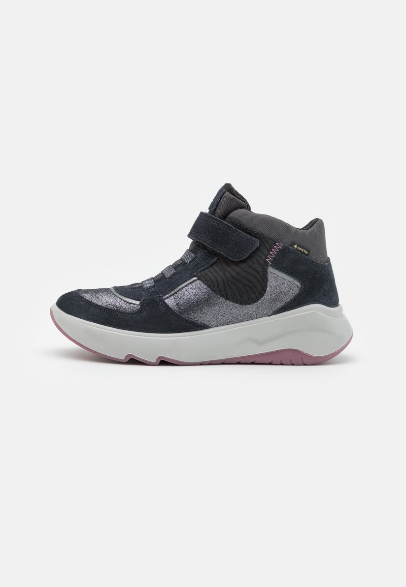 Sportlicher Mid-Top-Schuh aus dunkelgrauem Wildleder mit metallischen Akzenten, strukturiertem schwarzen Einsatz und grauer Gummisohle mit pinken Details. Klettverschluss.
