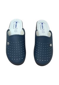 Zoccoli blu navy con morbida interni, design perforato e un accento argento. Realizzati in materiale resistente, presentano una punta rotonda e una parte posteriore aperta.