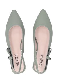 Groene synthetische ballerina's met spitse neuzen, uitgesneden zijkanten en zwarte strikaccenten op de hakken. Roze binnenzolen met het merklogo gedrukt.