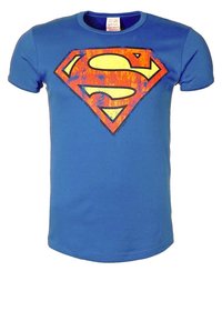 Niebieska bawełniana koszulka z dużym, postarzymanym logo Supermana w kolorach pomarańczowym i żółtym na środku. Krótkie rękawy i okrągły dekolt.