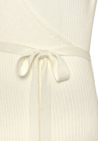 Cremfarbener, gerippter Stoffwickelkleid mit einer Bindeschleife. Verfügt über eine strukturierte Oberfläche und dekorative Nähte am Halsauschnitt.