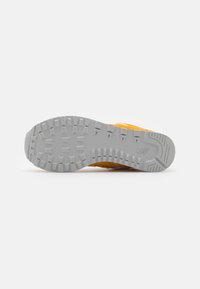 New Balance ML574 UNISEX - Sapatilhas - yellow