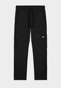 Zwarte cargobroek met een elastische tailleband, trekkoord, meerdere grote zakken, een gladde textuur en een klein logo-patch op een zak.