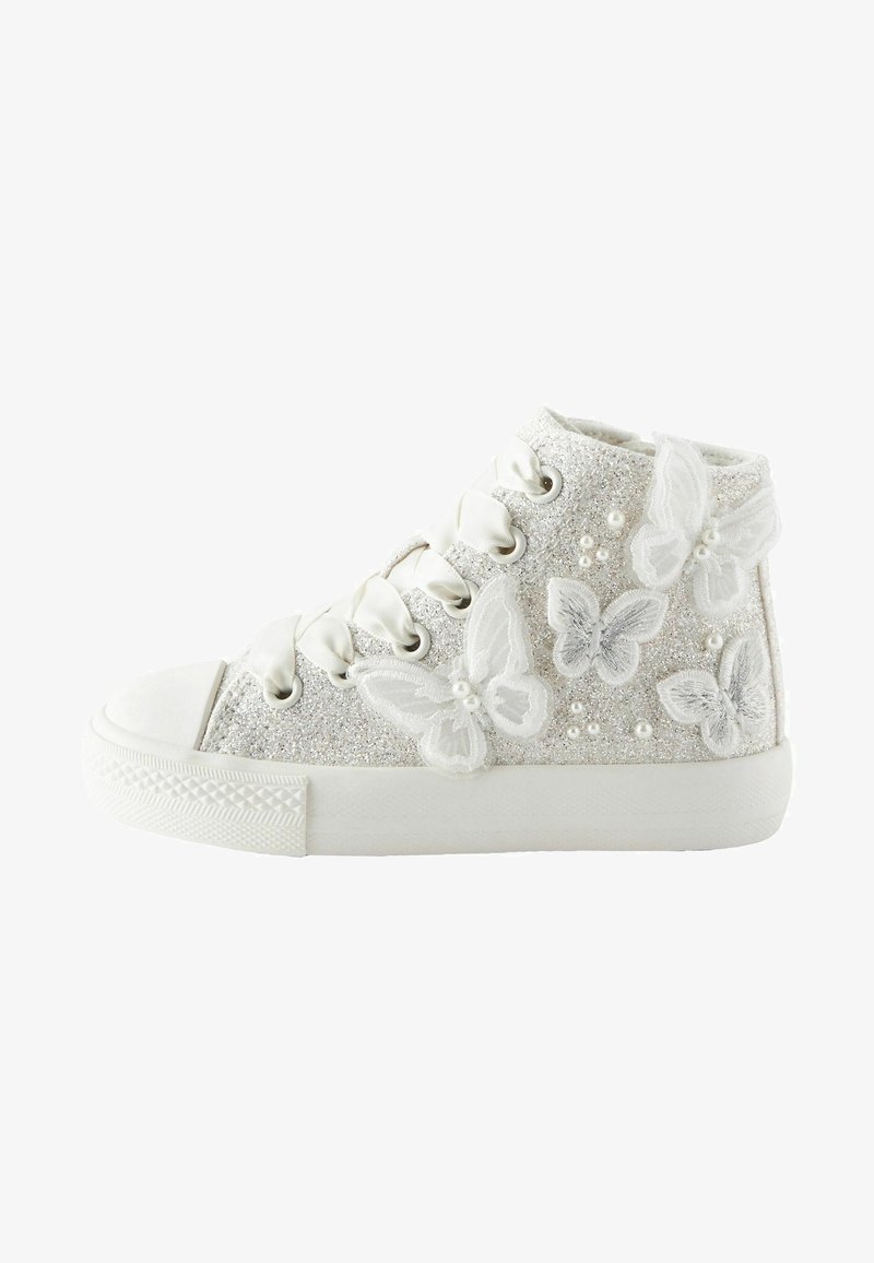 Weiße High-Top-Sneaker mit glitzerndem Stoff, dekorativen Schmetterlingen, Perlenakzenten und satinierten Schnürsenkeln. Gummisohle. Strukturierten Oberfläche.
