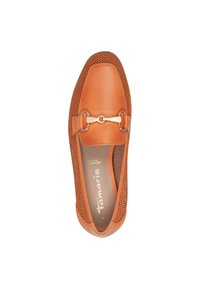 Oranje leren instapschoen met mesh zijkanten, voorzien van een decoratieve metalen accent. Gladde textuur op de neus met een afgeronde vorm.