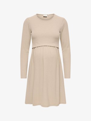 Beige geribbelde zwangerschapsjurk met lange mouwen, een ronde halslijn en een gelaagd ontwerp over de buik voor extra comfort.