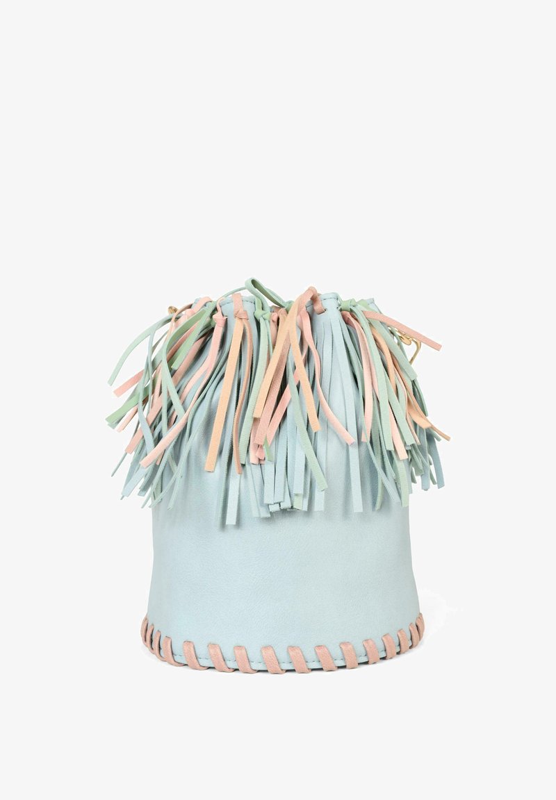 La borsa a secchiello in pelle blu chiaro presenta una parte superiore frangiata con accenti in rosa pastello e verde, e una base cucita in un colore a contrasto.