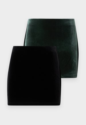 Zwei Minirocke, einer aus dunkelgrünem Samt und einer aus schwarzem Samt, mit einer glatten Textur und passgenauer Form ohne Verzierungen.